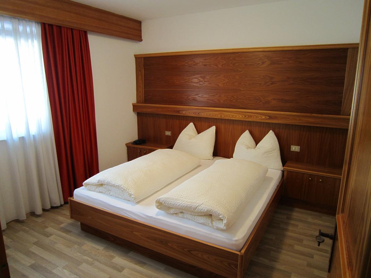 Aparthotel Garni Haus Hubertus Mals Buitenkant foto
